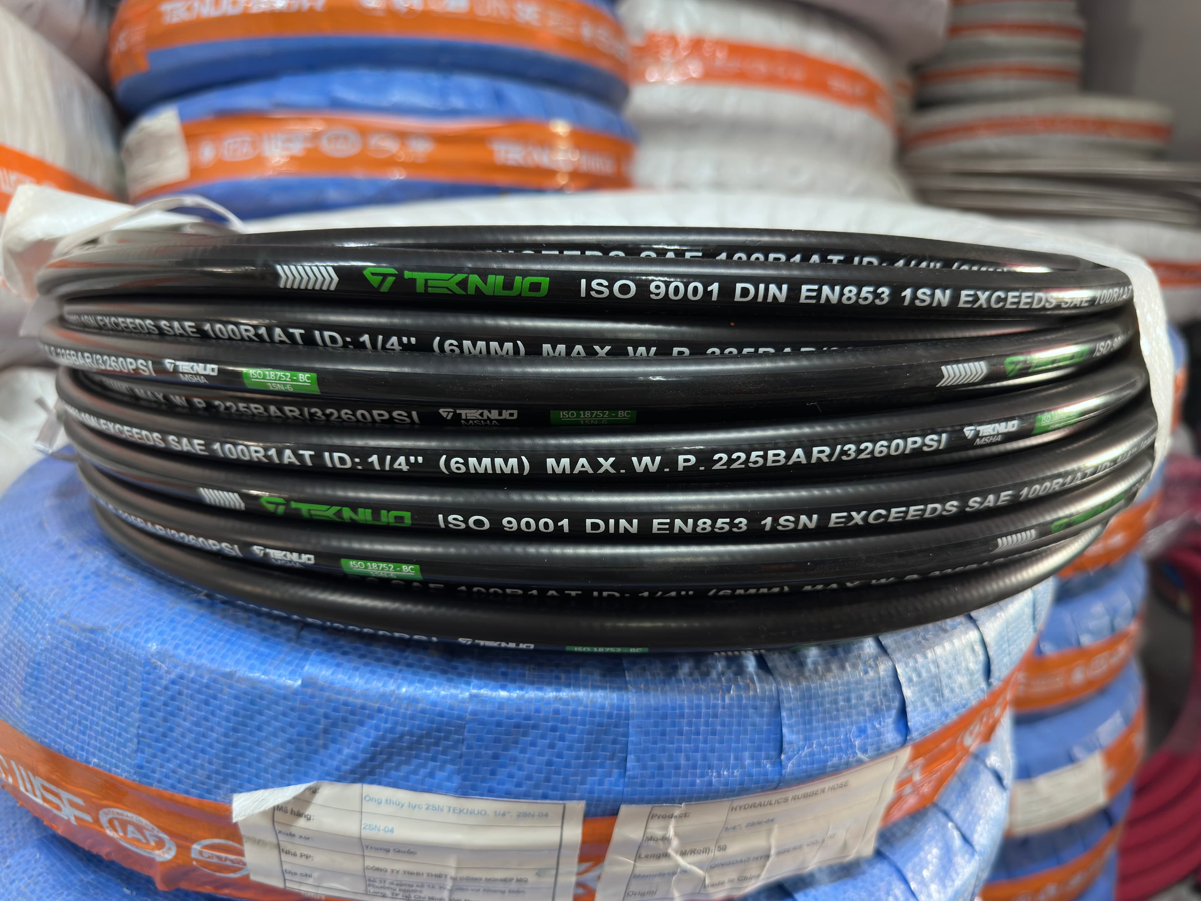 Ống Thủy Lực da trơn TEKNOU, 1/4 R1AT