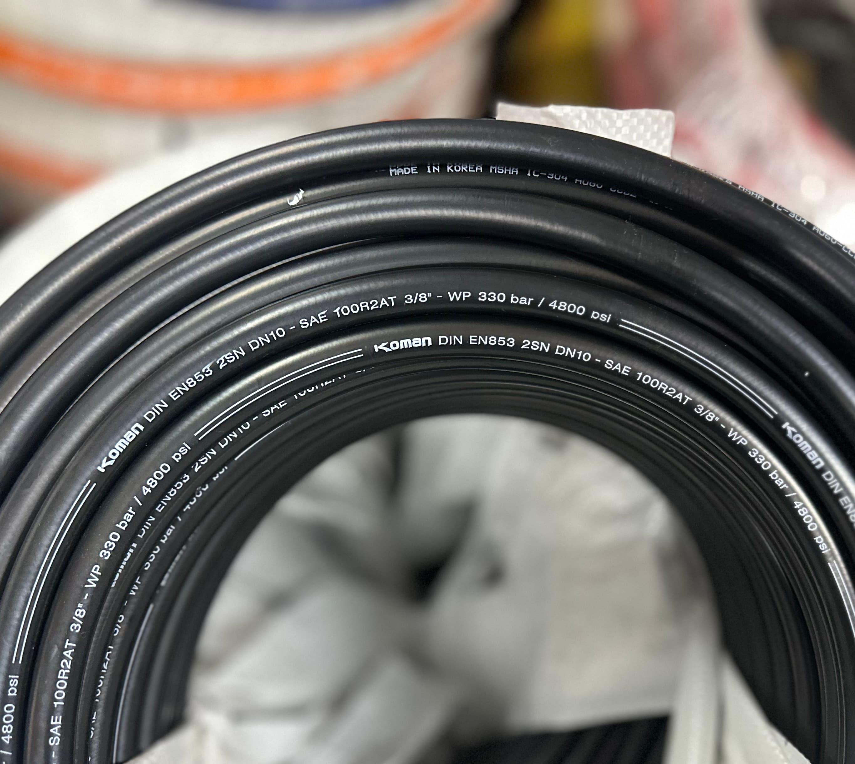 Ống Thủy Lực KOMAN, 3/8" 2SN Hàn Quốc Chính Hãng – 2 Lớp Thép Chịu Áp Cao