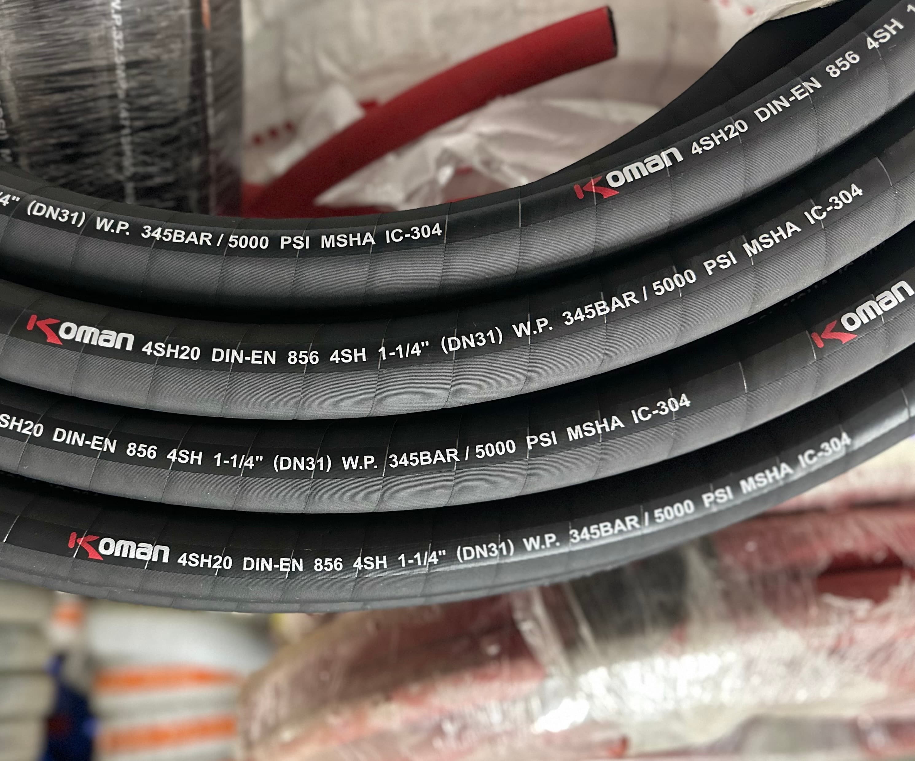Ống Thủy Lực KOMAN 1.1/4" (DN32) 4SH – 4 Lớp Bố Thép Áp Suất Cao Hàn Quốc